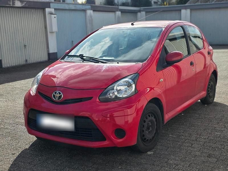 Gebraucht Toyota Aygo 68 PS (50 kW) 2013 Rot Kleinwagen