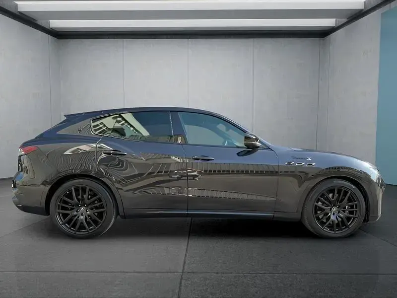 Gebraucht Maserati Levante 430 PS (316 kW) 2022 Schwarz SUV