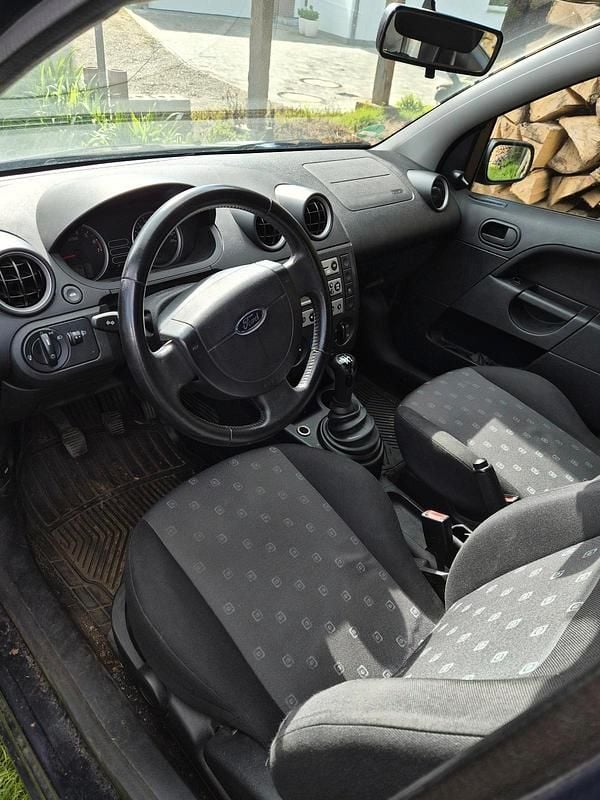 Gebraucht Ford Fiesta 69 PS (50 kW) 2004 Blau Kleinwagen