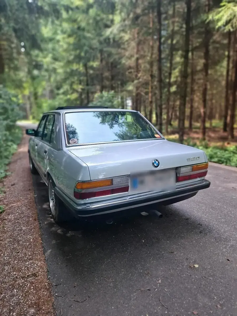 Gebraucht BMW 520 125 PS (91 kW) 1984 Silber Limousine
