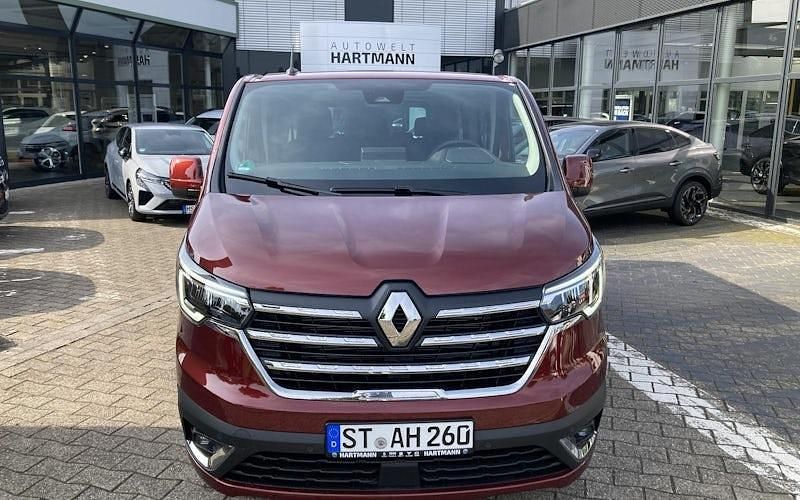 Gebraucht Renault Trafic Life 150 PS (110 kW) 2024 Karmesinrot metallic (rot) Van / Kleinbus