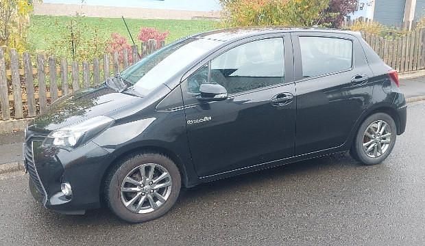 Schwarz Gebraucht 2015 Toyota Yaris Kleinwagen | 7.900 € (Guter Preis) - Bild 1/4