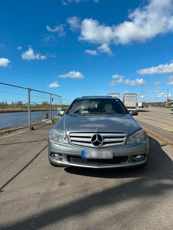 Silber Gebraucht 2009 Mercedes C320 Limousine | 8.750 € (Fairer Preis) - Bild 1/4