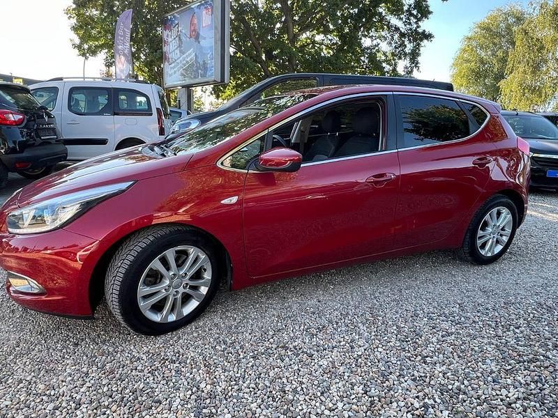 Gebraucht Kia Ceed DREAM-TEAM Edition 135 PS (99 kW) 2013 Rot Kleinwagen
