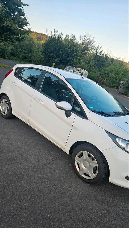 Gebraucht Ford Fiesta 84 PS (61 kW) 2012 Weiß Kleinwagen
