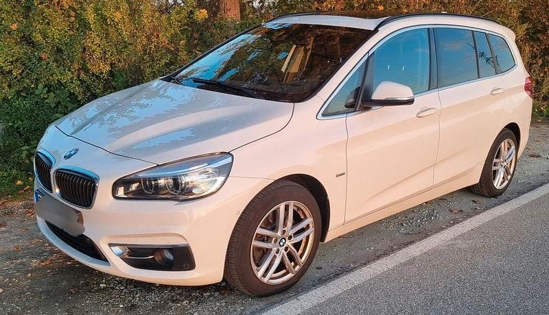 Weiß Gebraucht 2018 BMW 220 Gran Tourer Luxury Line Van / Kleinbus | 20.500 € (Etwas zu teuer) - Bild 1/4