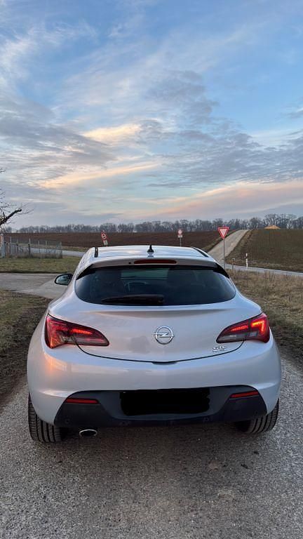 Gebraucht Opel Astra GTC Innovation 165 PS (121 kW) 2012 Weiß Limousine