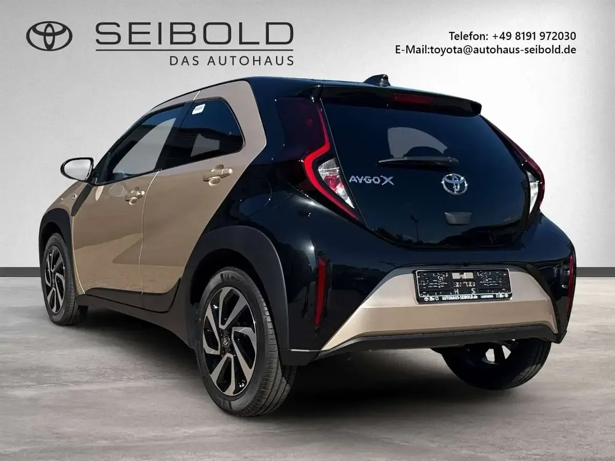 Neu Toyota Aygo X 72 PS (52 kW) 2026 Rot SUV