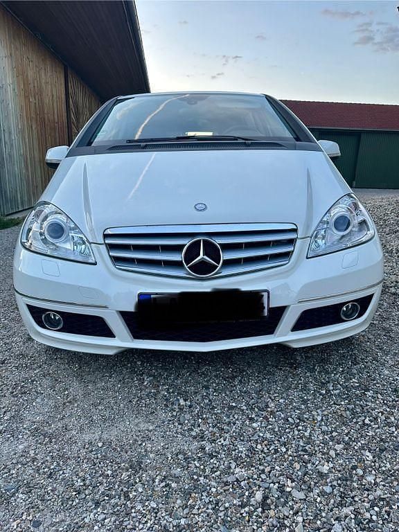 Weiß Gebraucht 2012 Mercedes A180 Avantgarde Limousine | 7.900 € (Superpreis) - Bild 1/4