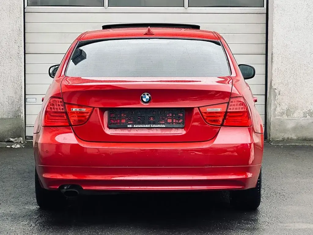 Gebraucht BMW 318 Sport Line 143 PS (105 kW) 2011 Rot Limousine