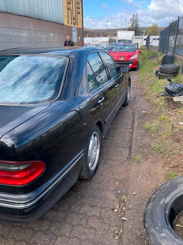Gebraucht Mercedes E270 170 PS (125 kW) 2001 Schwarz Limousine