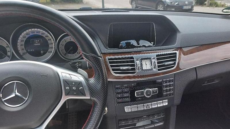 Schwarz Gebraucht 2015 Mercedes E250 AMG line Kombi | 21.300 € (Fairer Preis) - Bild 1/4