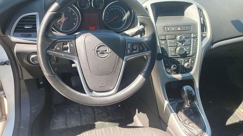 Gebraucht Opel Astra Design Edition 140 PS (102 kW) 2011 Weiß Limousine