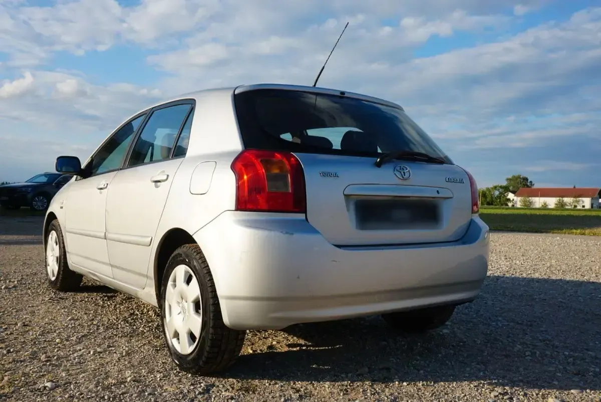 Gebraucht Toyota Corolla 97 PS (71 kW) 2003 Silber Kleinwagen