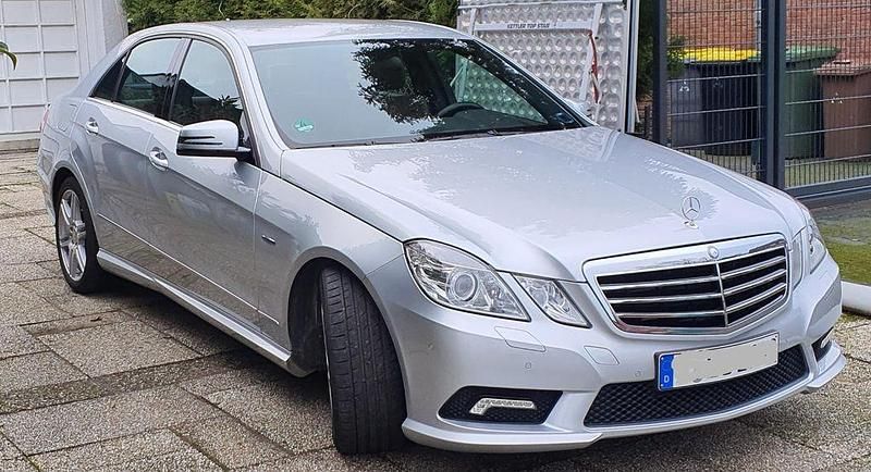 Silber Gebraucht 2010 Mercedes E350 Avantgarde Limousine | 14.950 € (Fairer Preis) - Bild 1/4