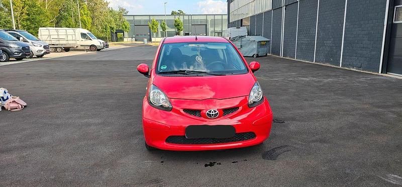 Gebraucht Toyota Aygo 68 PS (50 kW) 2007 Rot Kleinwagen