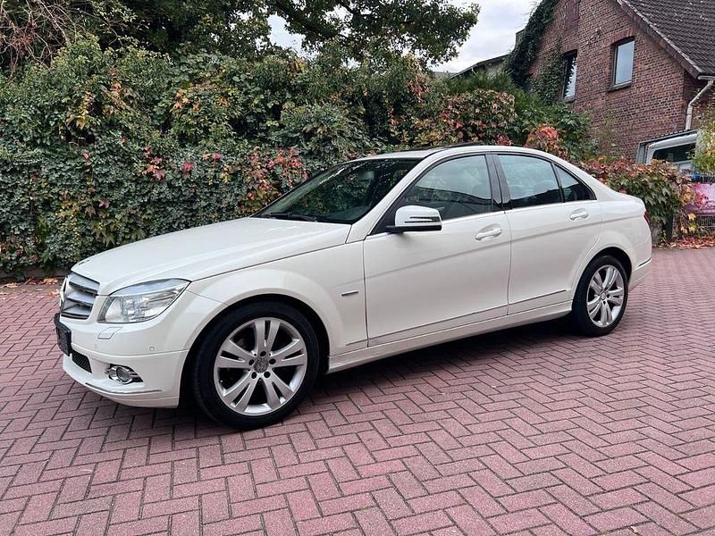 Weiß Gebraucht 2010 Mercedes C180 Avantgarde Limousine | 6.700 € (Fairer Preis) - Bild 1/4