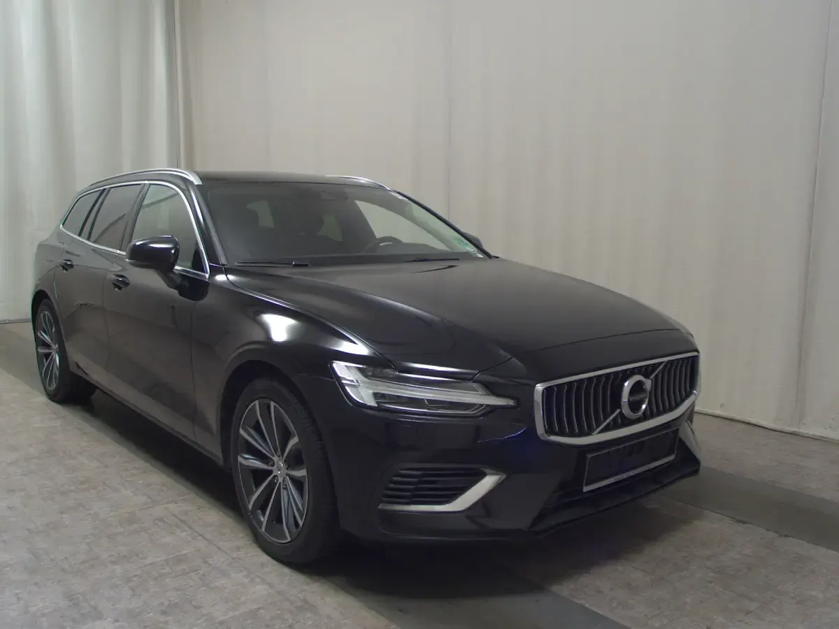Gebraucht Volvo V60 Inscription 341 PS (250 kW) 2021 Black solid stone Kombi
