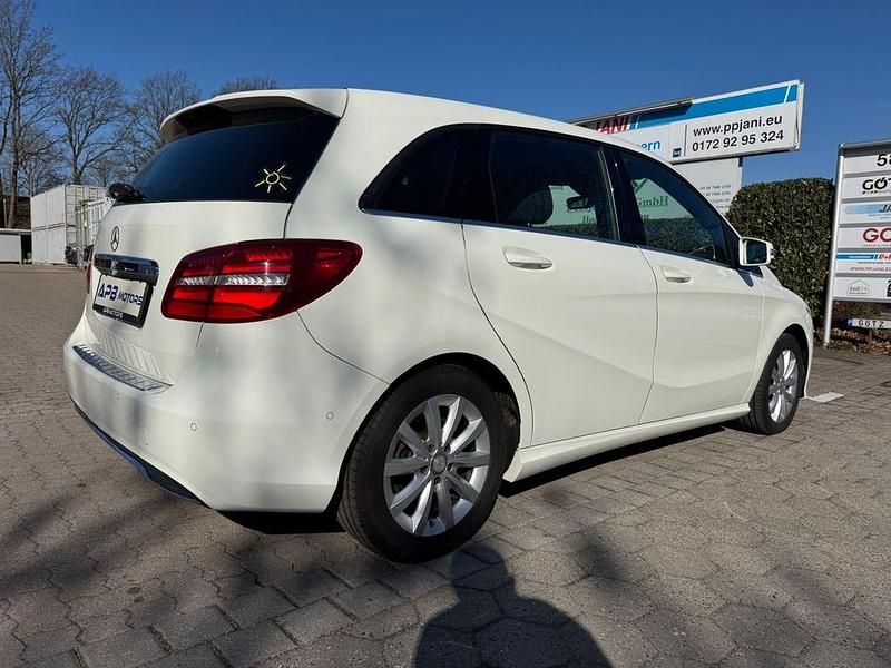Gebraucht Mercedes B180 122 PS (89 kW) 2016 Weiß Van / Kleinbus