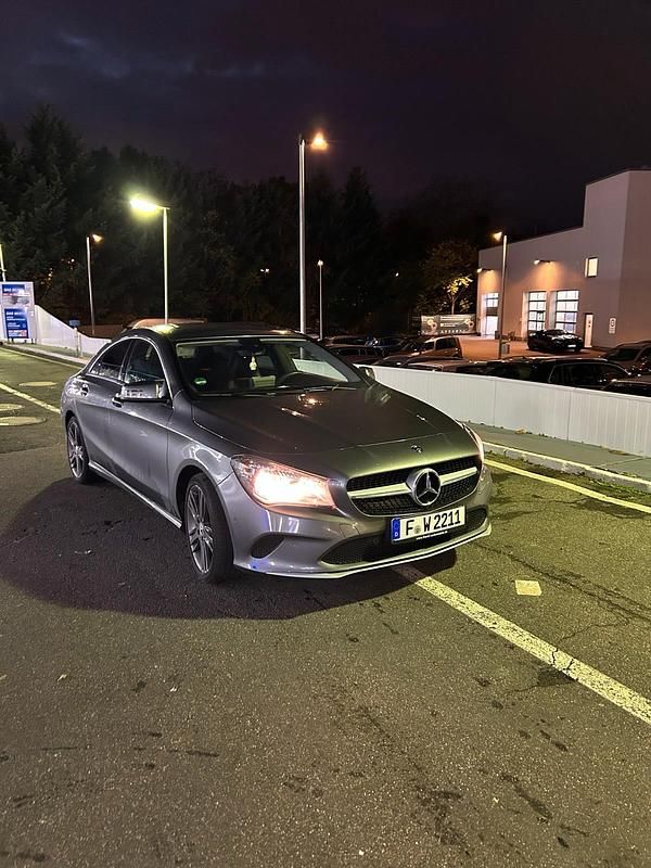 Grau Gebraucht 2018 Mercedes CLA200 Coupé | 18.000 € - Bild 1/4