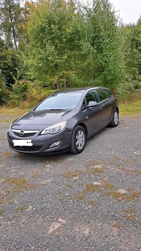 Grau Gebraucht 2011 Opel Astra Kombi | 5.000 € (Teuer) - Bild 1/4