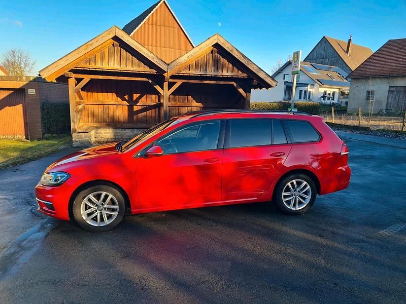 Rot Gebraucht 2018 VW Golf VII Kombi | 13.400 € (Guter Preis) - Bild 1/4