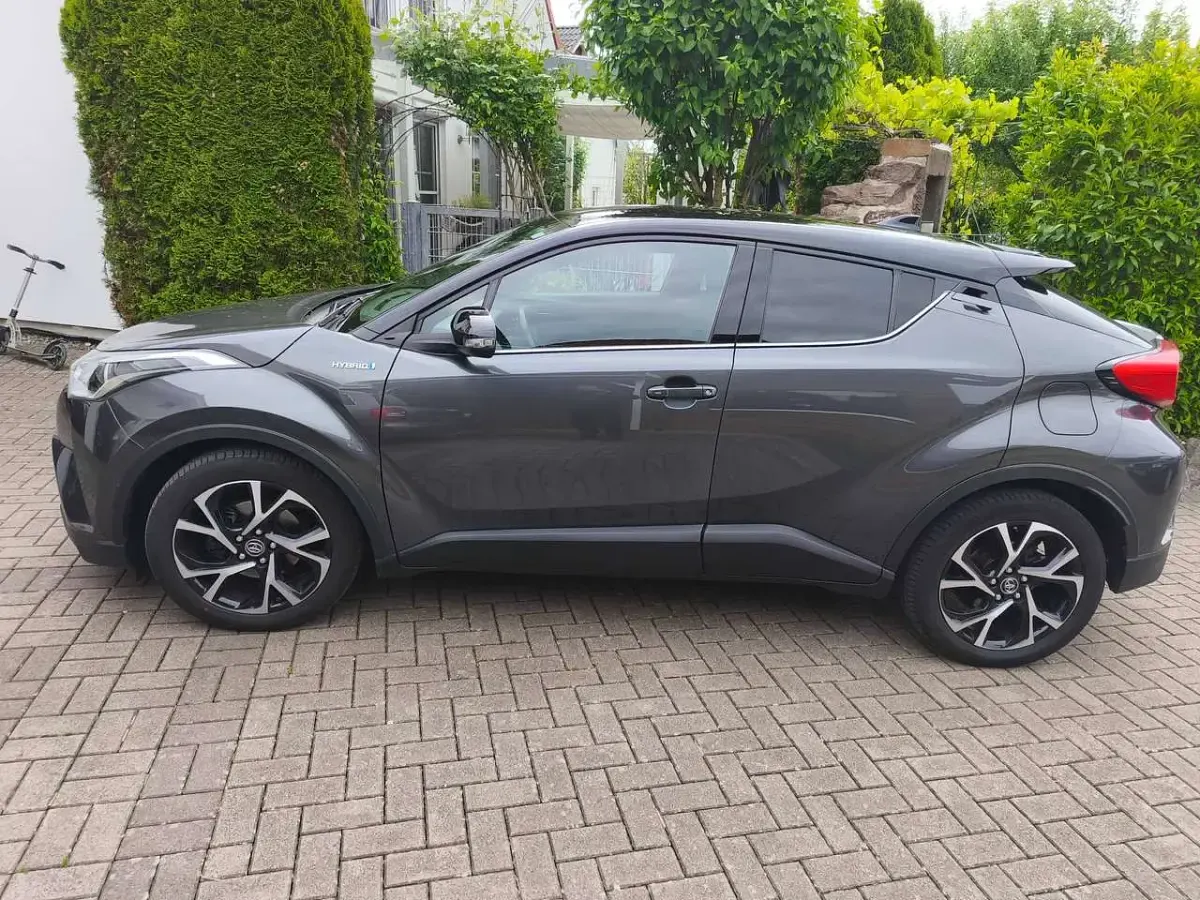 Gebraucht Toyota C-HR Style 98 PS (72 kW) 2017 Grey metallic (1g3)/ black SUV