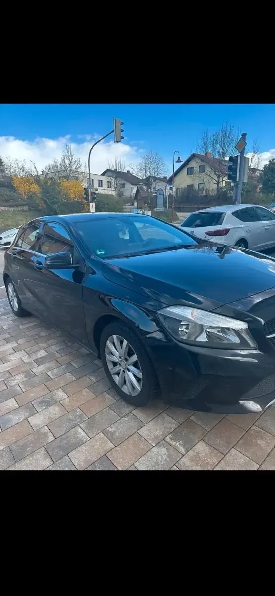 Gebraucht Mercedes A180 109 PS (80 kW) 2015 Schwarz Kleinwagen