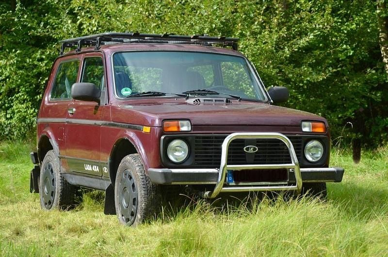 Rot Gebraucht 2013 Lada niva SUV | 3.450 € (Superpreis) - Bild 1/4