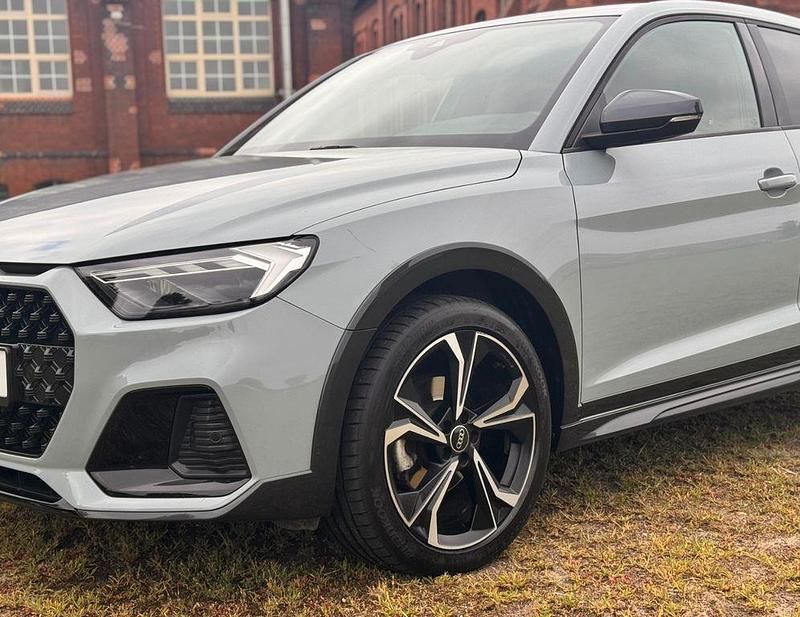 Grau Gebraucht 2022 Audi A1 Sport Kleinwagen | 21.800 € (Superpreis) - Bild 1/4