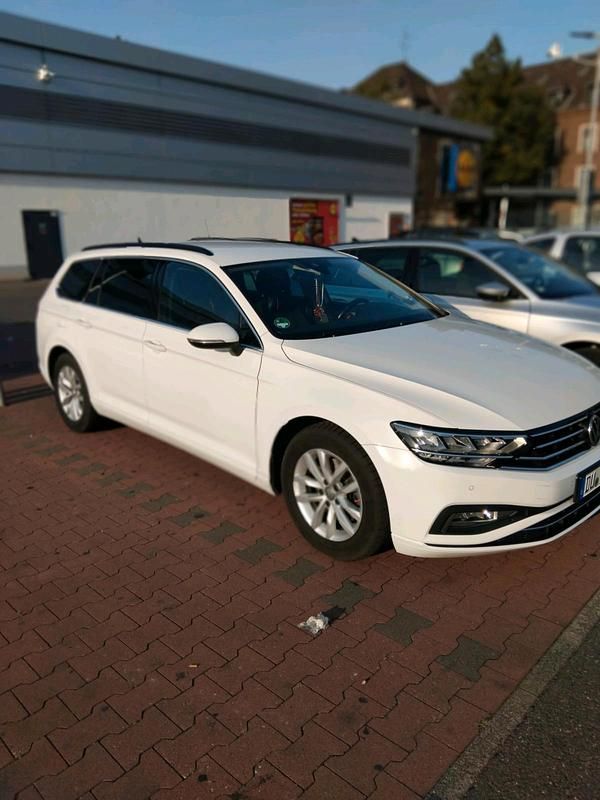 Weiß Gebraucht 2019 VW Passat Business Kombi | 20.990 € (Teuer) - Bild 1/4