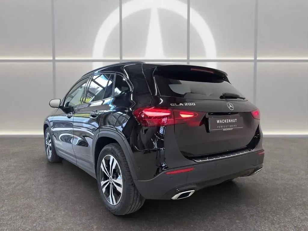 Gebraucht Mercedes GLA200 Advanced Plus 163 PS (119 kW) 2026 Schwarz SUV