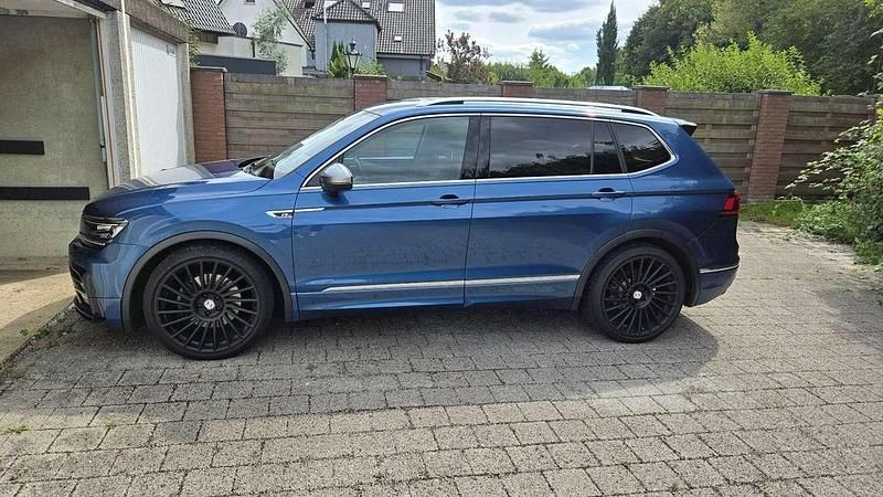 Blau Gebraucht 2018 VW Tiguan Allspace R-line SUV | 23.999 € (Fairer Preis) - Bild 1/4