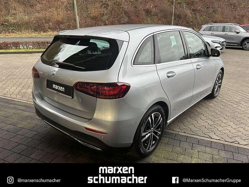 Gebraucht Mercedes B200 Progressive 150 PS (110 kW) 2024 Lack hightechsilber Van / Kleinbus