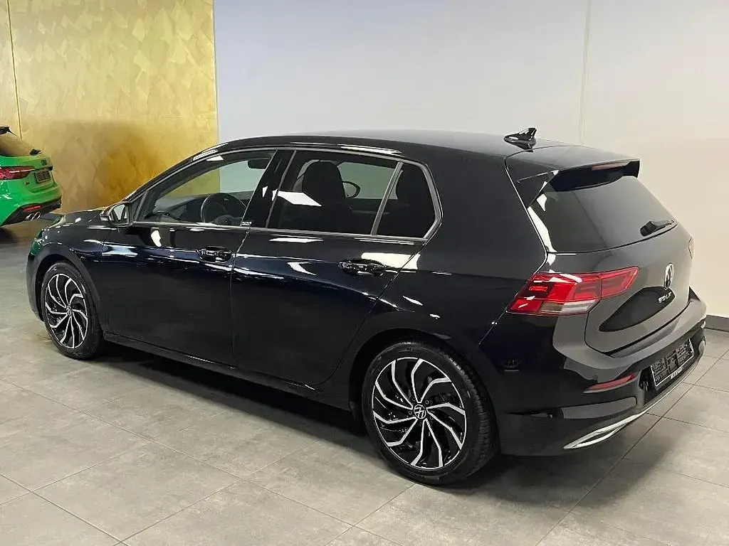 Gebraucht VW Golf VIII Active 150 PS (110 kW) 2022 Schwarz Limousine