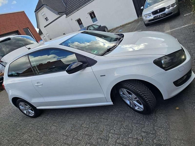 Weiß Gebraucht 2012 VW Polo Match Limousine | 5.200 € (Fairer Preis) - Bild 1/4