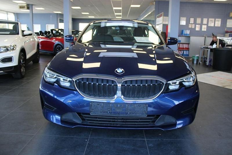 Gebraucht BMW 318 Advantage 150 PS (110 kW) 2019 Blau Limousine
