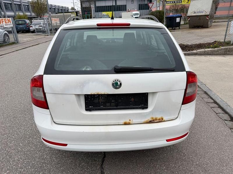 Gebraucht Skoda Octavia Elegance 105 PS (77 kW) 2010 Weiß Kombi
