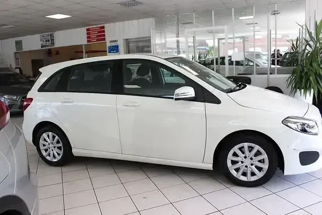 Gebraucht Mercedes B200 156 PS (114 kW) 2018 Calcitweiss  unilack Kleinwagen