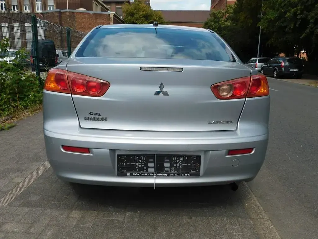 Gebraucht Mitsubishi Lancer Invite 109 PS (80 kW) 2010 Silber Limousine