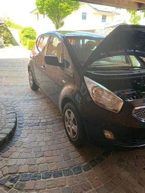 Gebraucht Kia Venga 90 PS (66 kW) 2011 Schwarz Kleinwagen