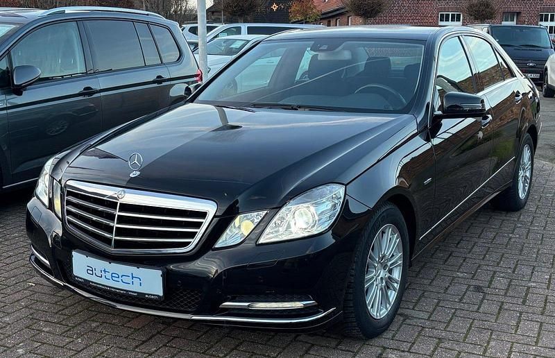 Schwarz Gebraucht 2012 Mercedes E200 Elegance Limousine | 15.950 € (Fairer Preis) - Bild 1/4