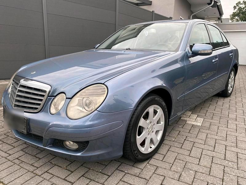 Blau Gebraucht 2006 Mercedes 220 Limousine | 5.600 € - Bild 1/4