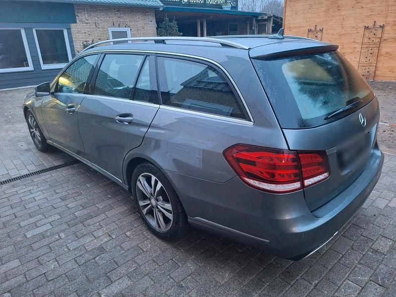 Gebraucht Mercedes E220 Avantgarde 170 PS (125 kW) 2016 Grau Kombi