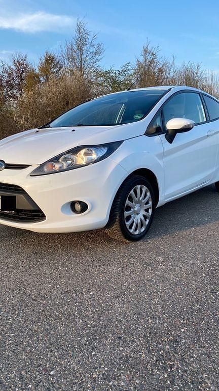 Gebraucht Ford Fiesta Titanium 82 PS (60 kW) 2011 Weiß Kleinwagen
