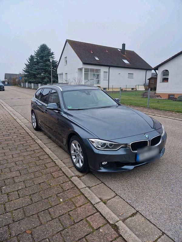 Grau Gebraucht 2013 BMW 330 Luxury Line Kombi | 15.400 € (Guter Preis) - Bild 1/4