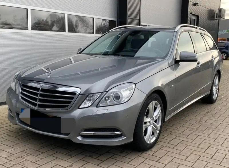 Grau Gebraucht 2011 Mercedes E250 Limousine | 12.400 € (Fairer Preis) - Bild 1/4