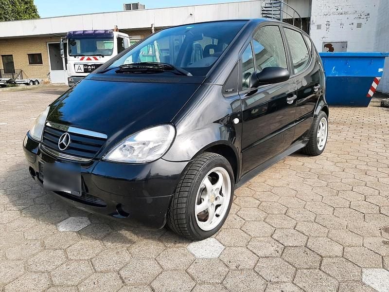Schwarz Gebraucht 2000 Mercedes A160 Limousine | 1.950 € - Bild 1/4