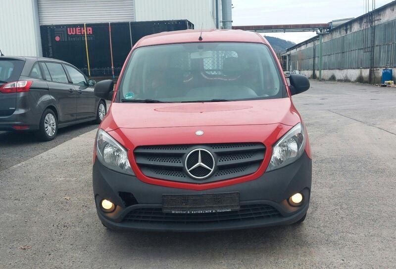 Rot Gebraucht 2016 Mercedes Citan 111 Van / Kleinbus | 5.700 € (Guter Preis) - Bild 1/4