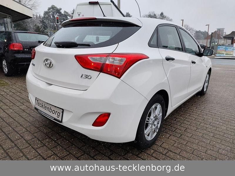 Gebraucht Hyundai i30 99 PS (72 kW) 2014 Weiß Limousine